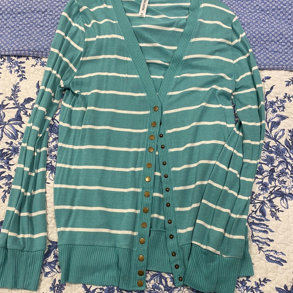 Lightweight button snap sweater